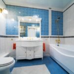 Salle de bain classique design moderne en bleu avec dorure
