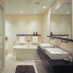 Conception de salle de bain moderne avec table de chevet et miroir