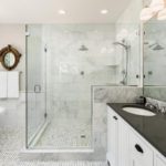 Design de salle de bain blanc moderne