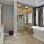 Design moderne de la salle de bain de style classique avec douche