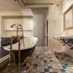 עיצוב אמבטיה מודרני בסגנון ארט נובו עם מוזהב