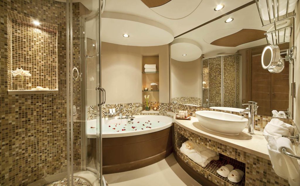 La conception moderne de la salle de bain combine divers matériaux
