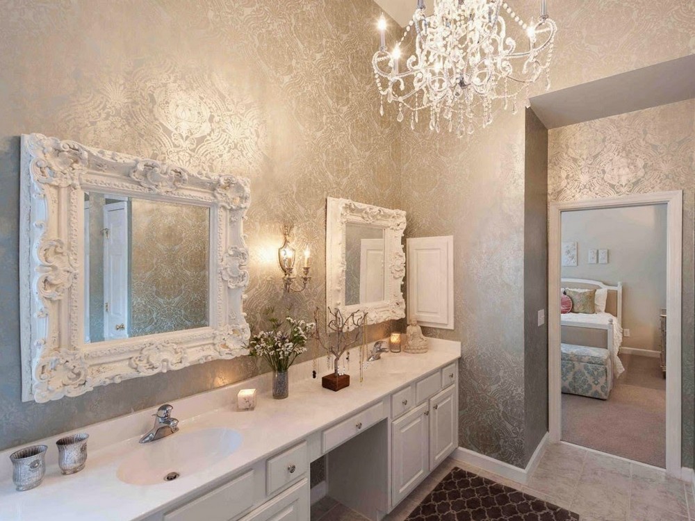 Le design contemporain de la salle de bain combine des miroirs baguette