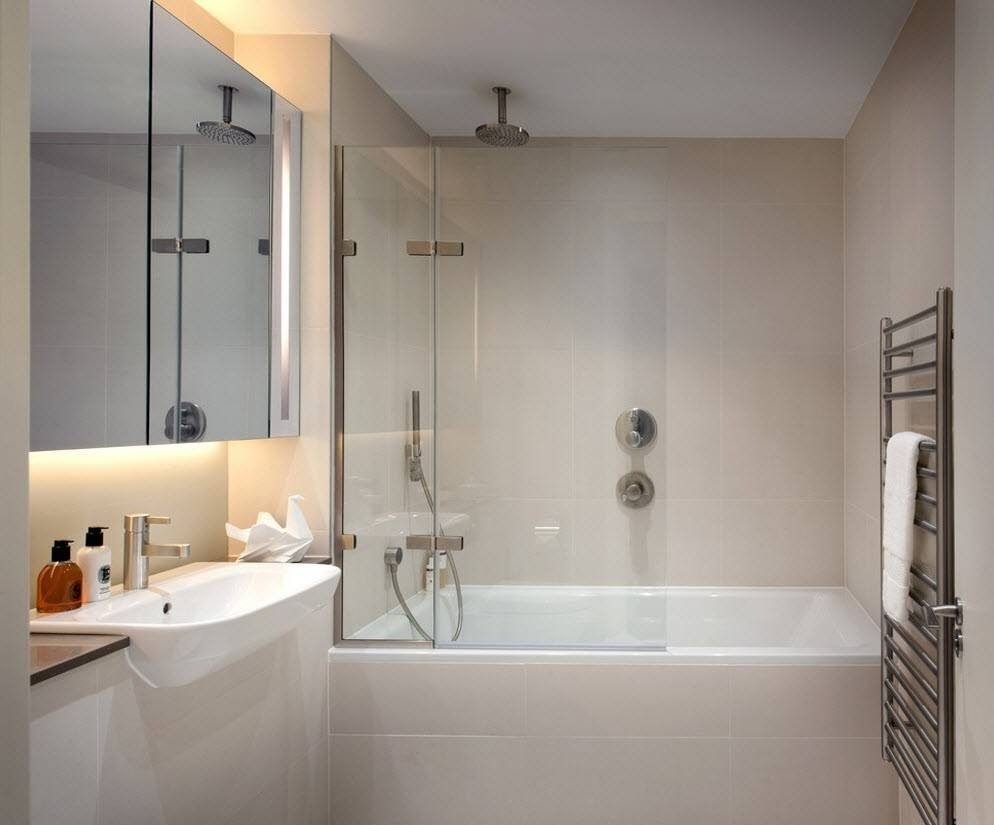 décor de salle de bain clair avec douche