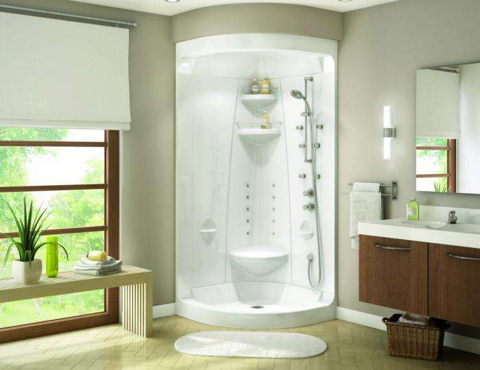 salle de bain design élégante avec douche