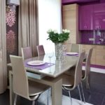 Violeta virtuve un krēsli