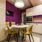 Violeta virtuve ar dzelteniem krēsliem
