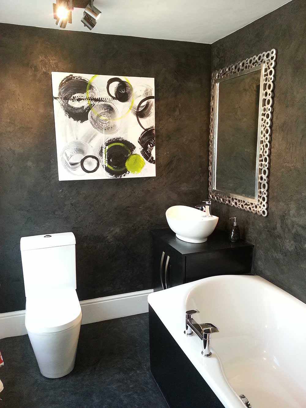 la possibilité d'utiliser du plâtre décoratif brillant dans la conception de la salle de bain