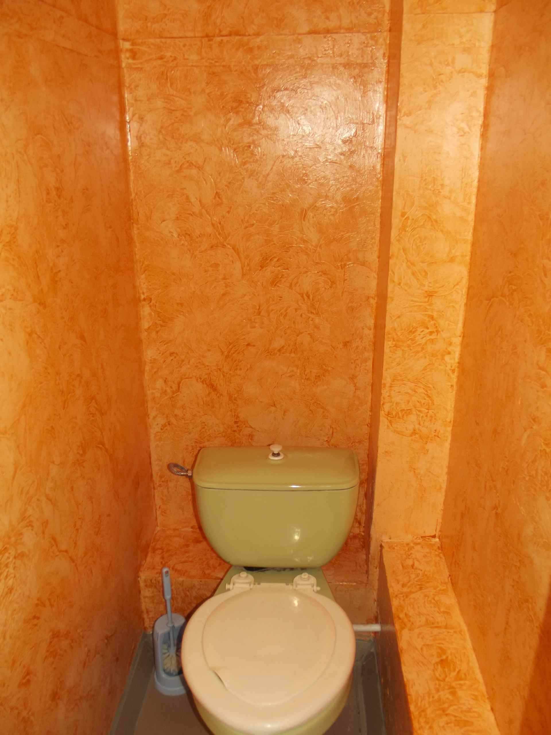 la possibilité d'utiliser du plâtre décoratif inhabituel dans la conception de la salle de bain