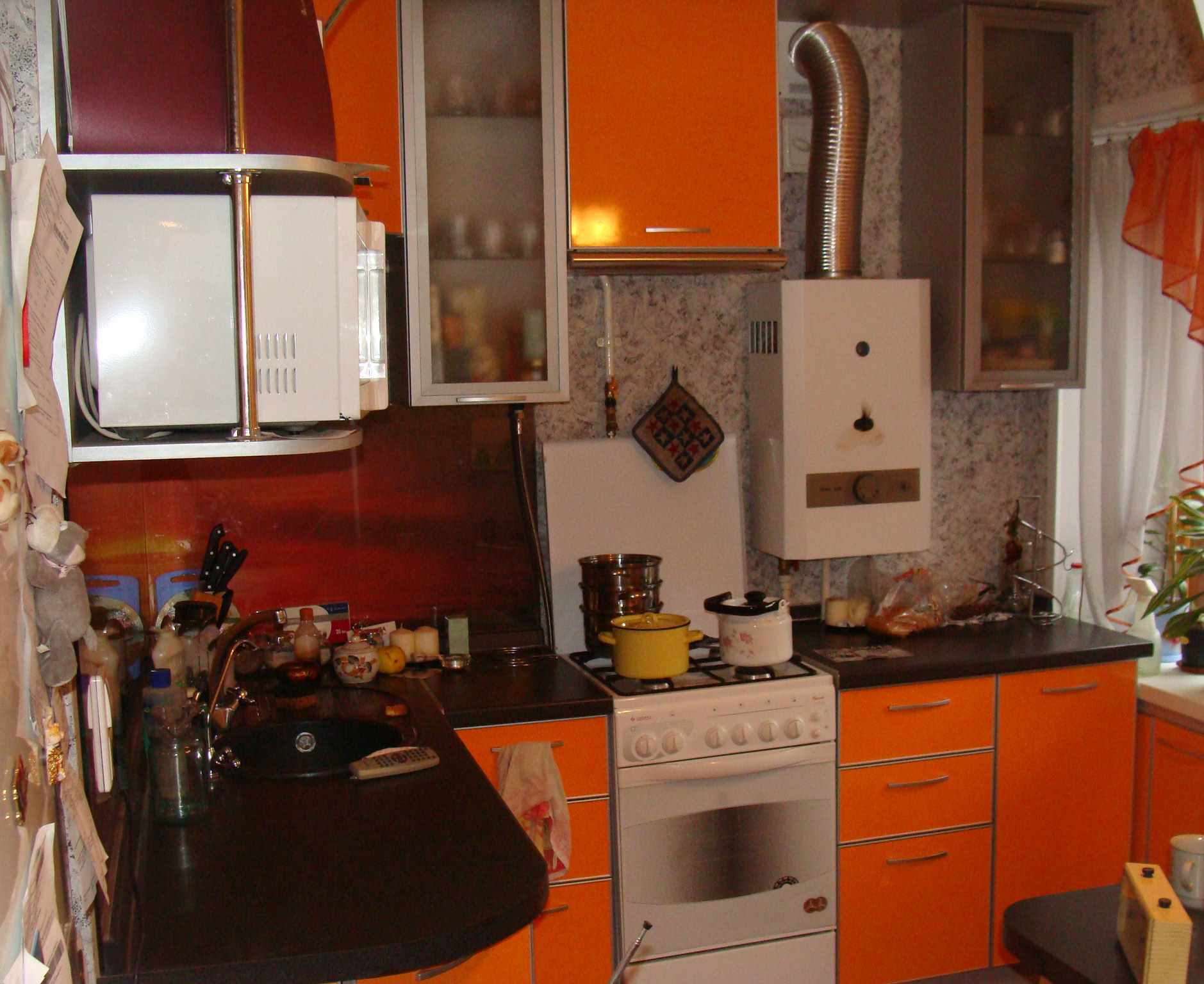 varianta unui interior luminos de bucătărie cu un cazan pe gaz