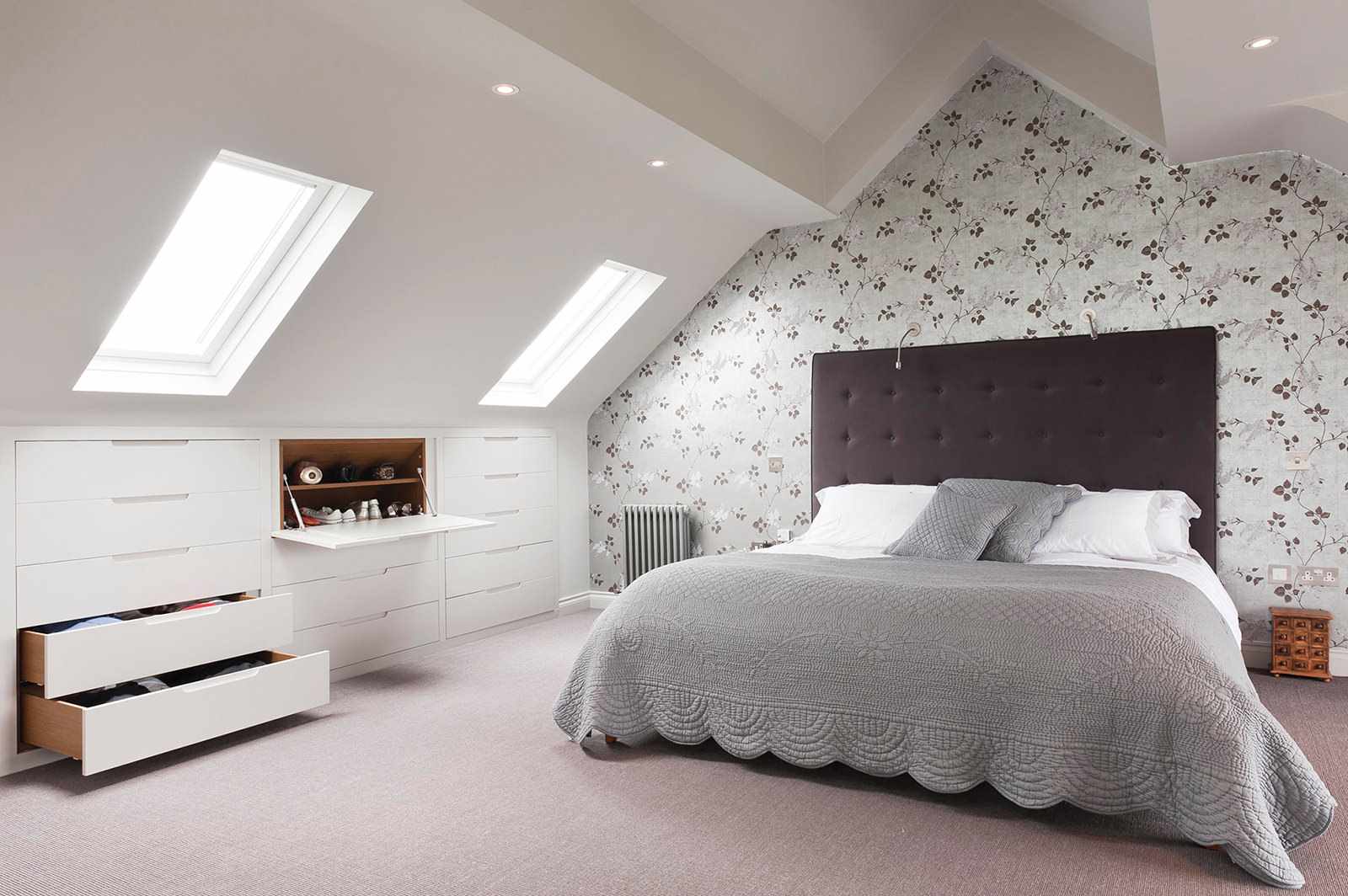 דוגמה לעיצוב יפהפה של חדר שינה בעליית הגג