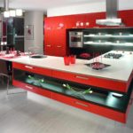 ideja par spilgtu interjera sarkanu virtuves attēlu