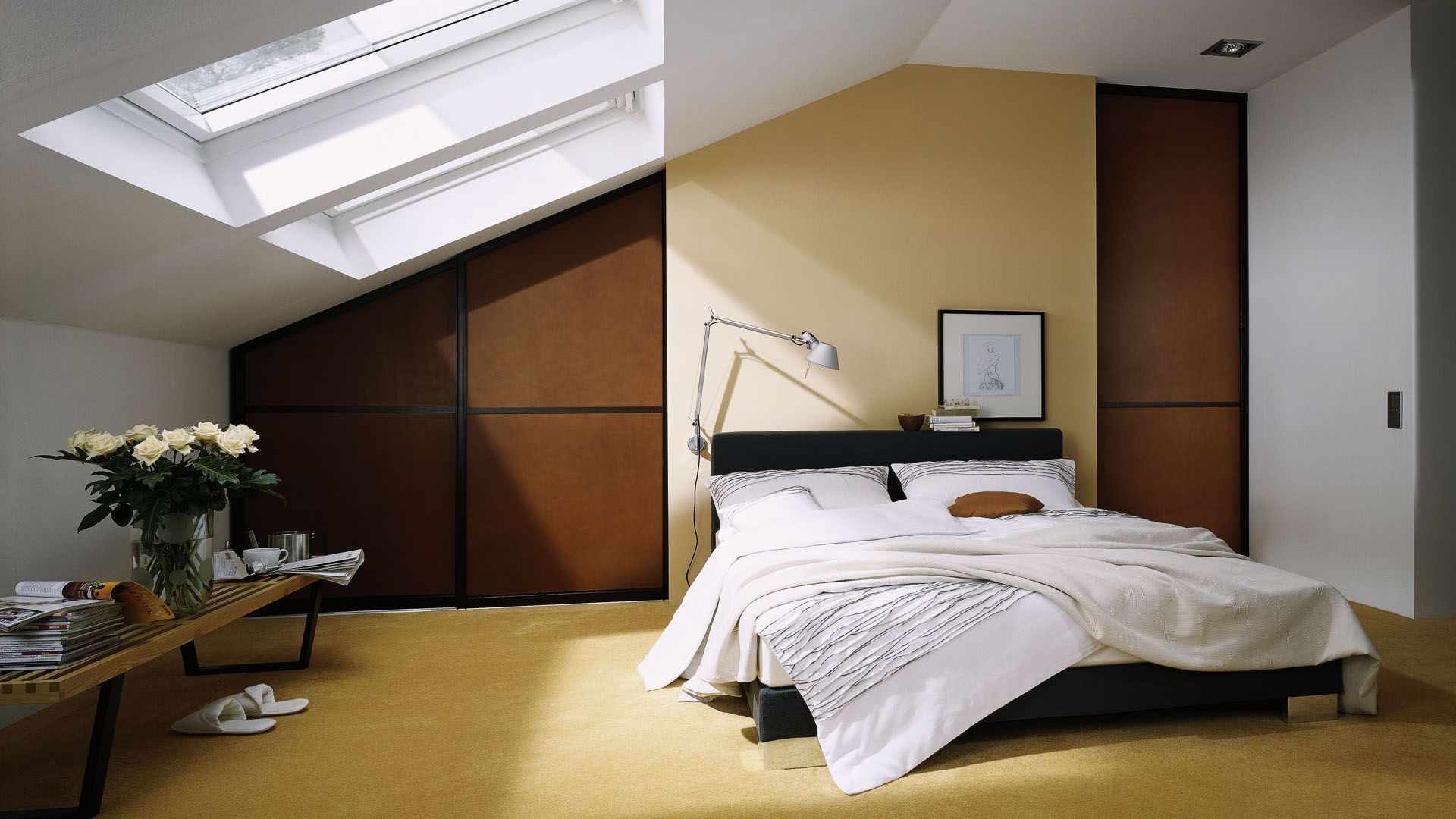 גרסה של העיצוב הבהיר של חדר השינה בעליית הגג