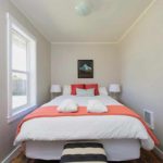 dar yatak odası resmi hafif bir dekor örneği