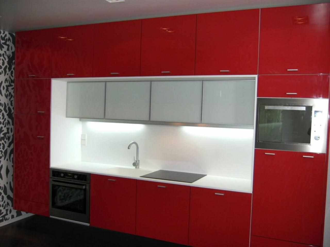 un exemple d'un bel intérieur d'une cuisine rouge