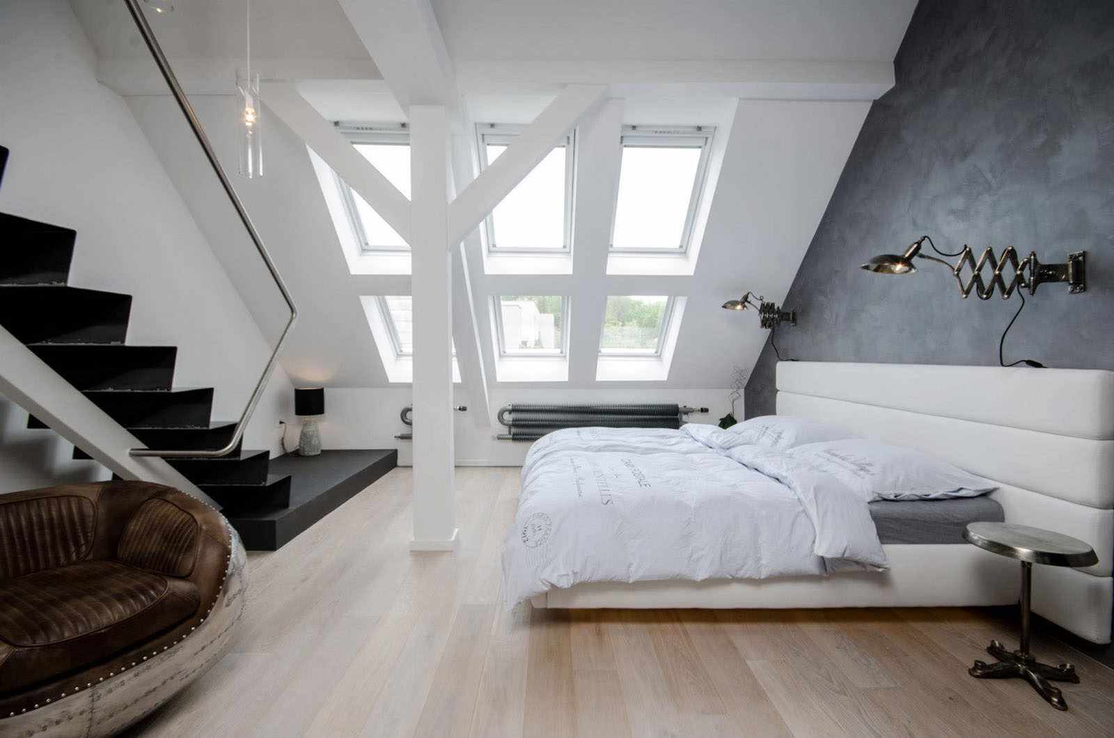 הרעיון של סגנון יוצא דופן של חדר שינה בעליית הגג
