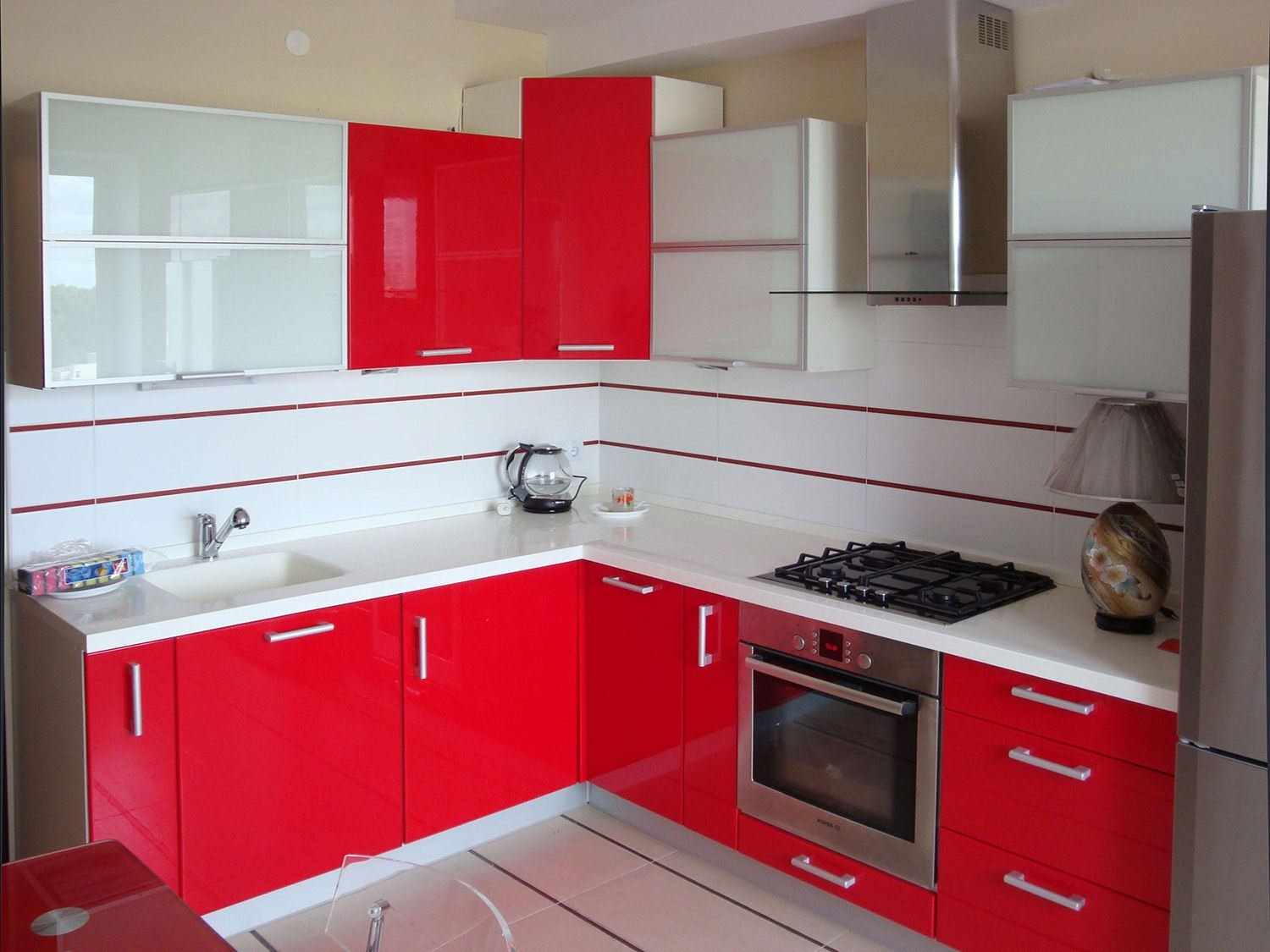gaiši sarkanas virtuves dizaina piemērs