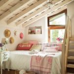 הרעיון של תפאורה יפה של חדר שינה בתמונה בעליית הגג