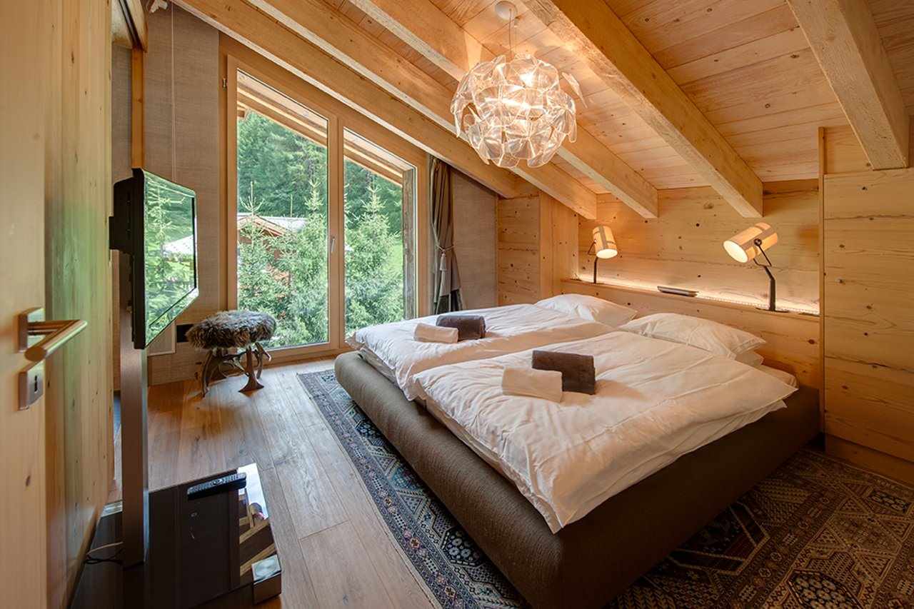 הרעיון של פנים בהיר של חדר שינה בעליית הגג