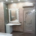 la possibilité d'utiliser un beau plâtre décoratif dans le décor de l'image de la salle de bain