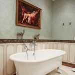 l'idée d'utiliser du plâtre décoratif inhabituel dans le décor de la salle de bain