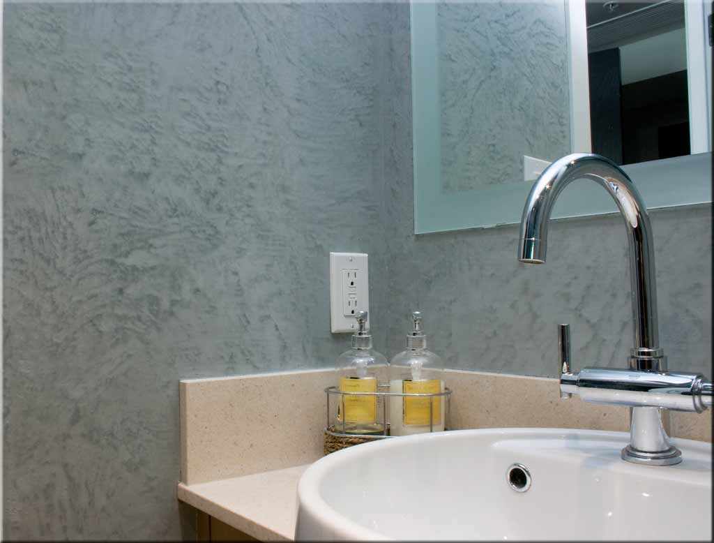 Banyo tasarımında güzel dekoratif sıva uygulamasına bir örnek