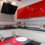 sarkanās virtuves fotoattēla neparastā dekora versija