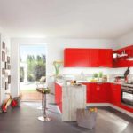 sarkanā virtuves foto skaista dekorācijas versija