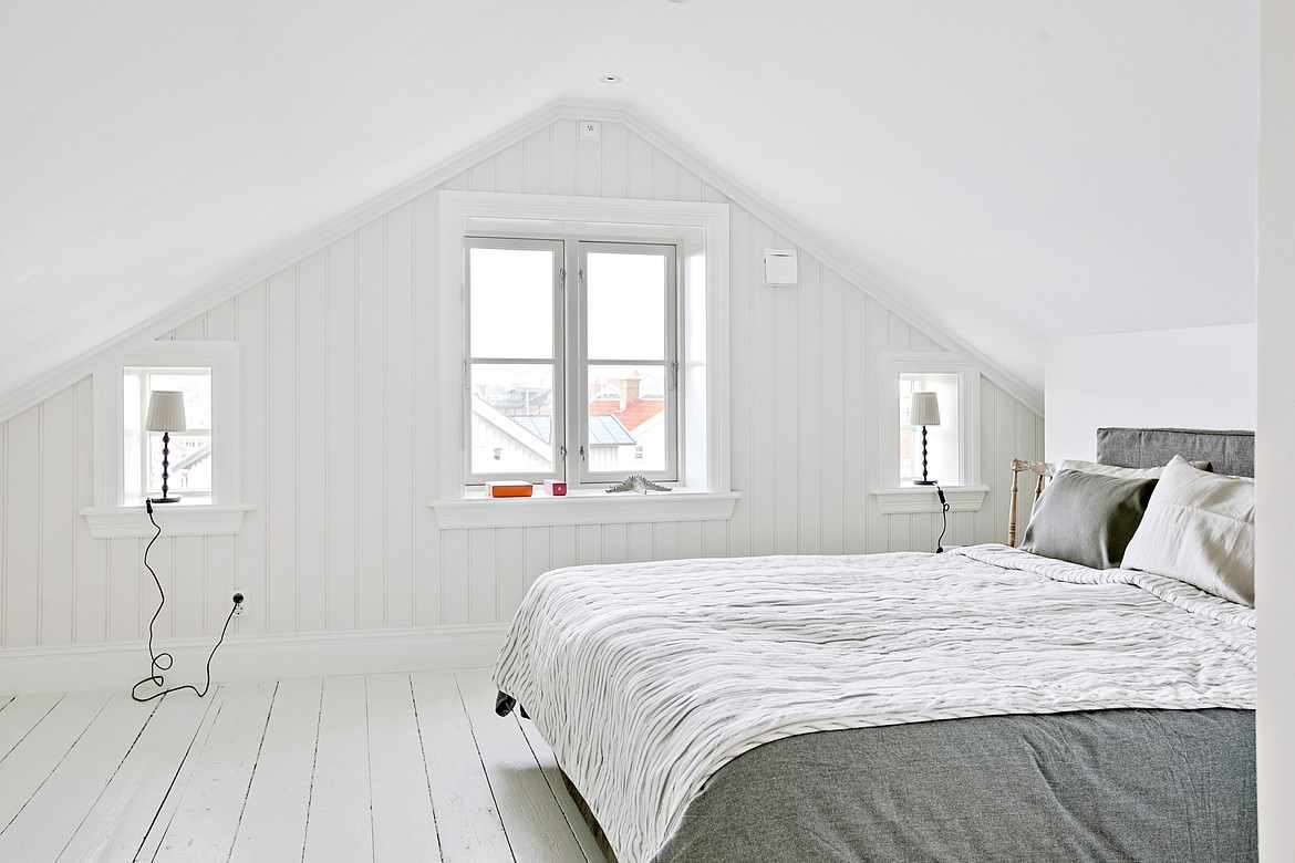 גרסה לסגנון יוצא דופן של חדר שינה בעליית הגג