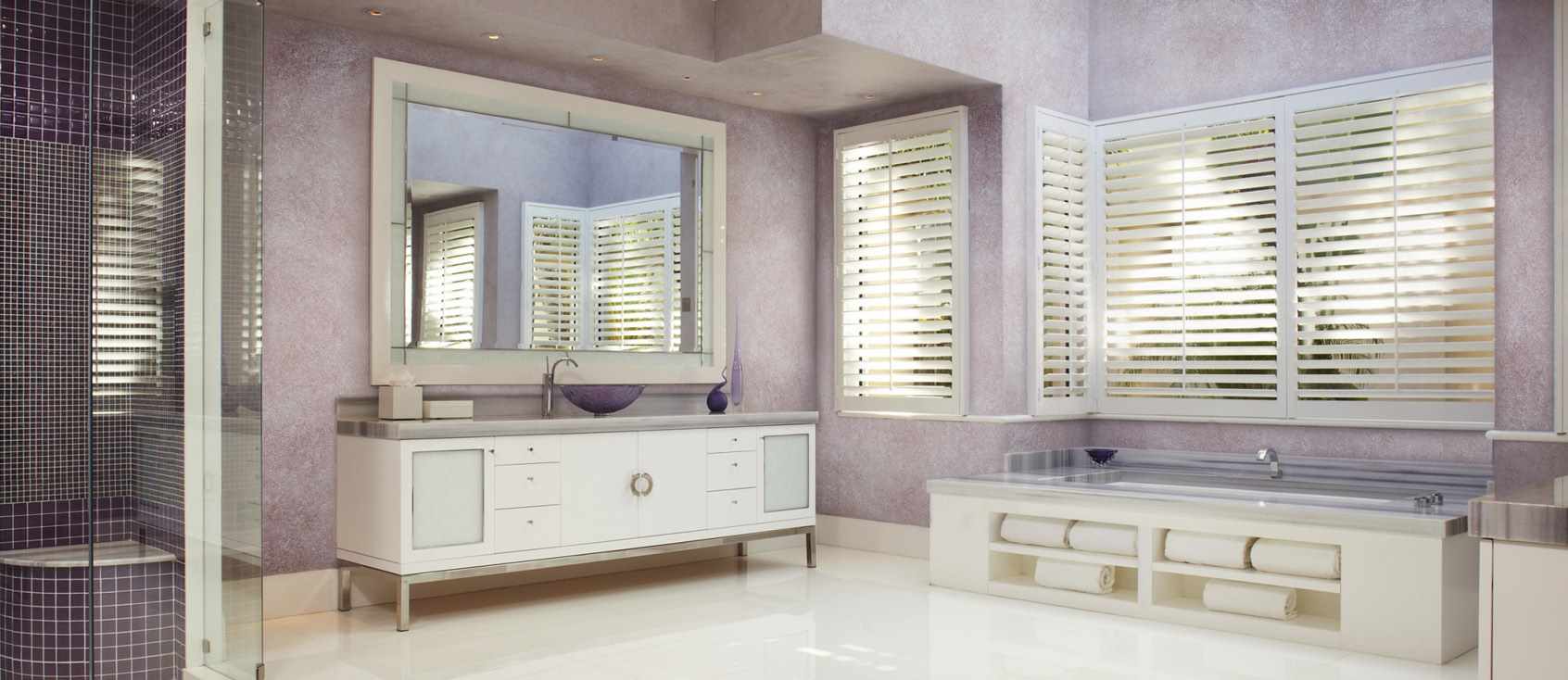 l'idée d'utiliser du plâtre décoratif inhabituel à l'intérieur de la salle de bain