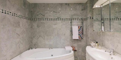 the idea of ​​using light decorative plaster in the interior of the bathroom photo
