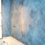 l'idée d'utiliser du plâtre décoratif brillant dans la conception de l'image de la salle de bain