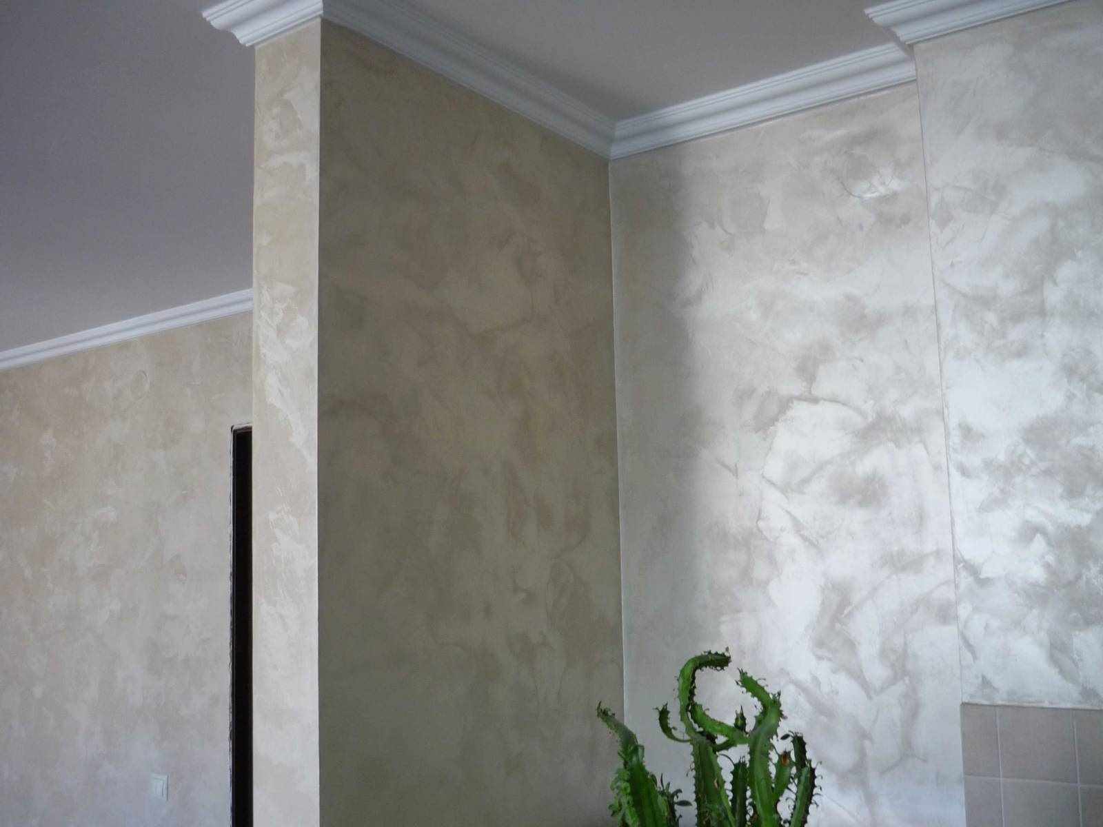 Un exemple d'utilisation de plâtre décoratif brillant dans la conception d'une salle de bain
