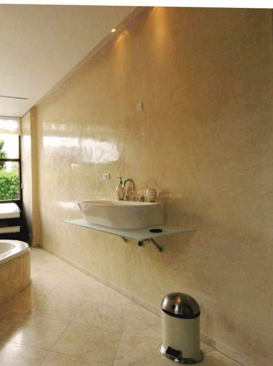 exemple d'utilisation de plâtre décoratif inhabituel à l'intérieur de la salle de bain