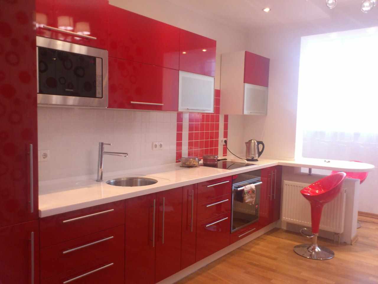 sarkanās virtuves skaista dekoru variants