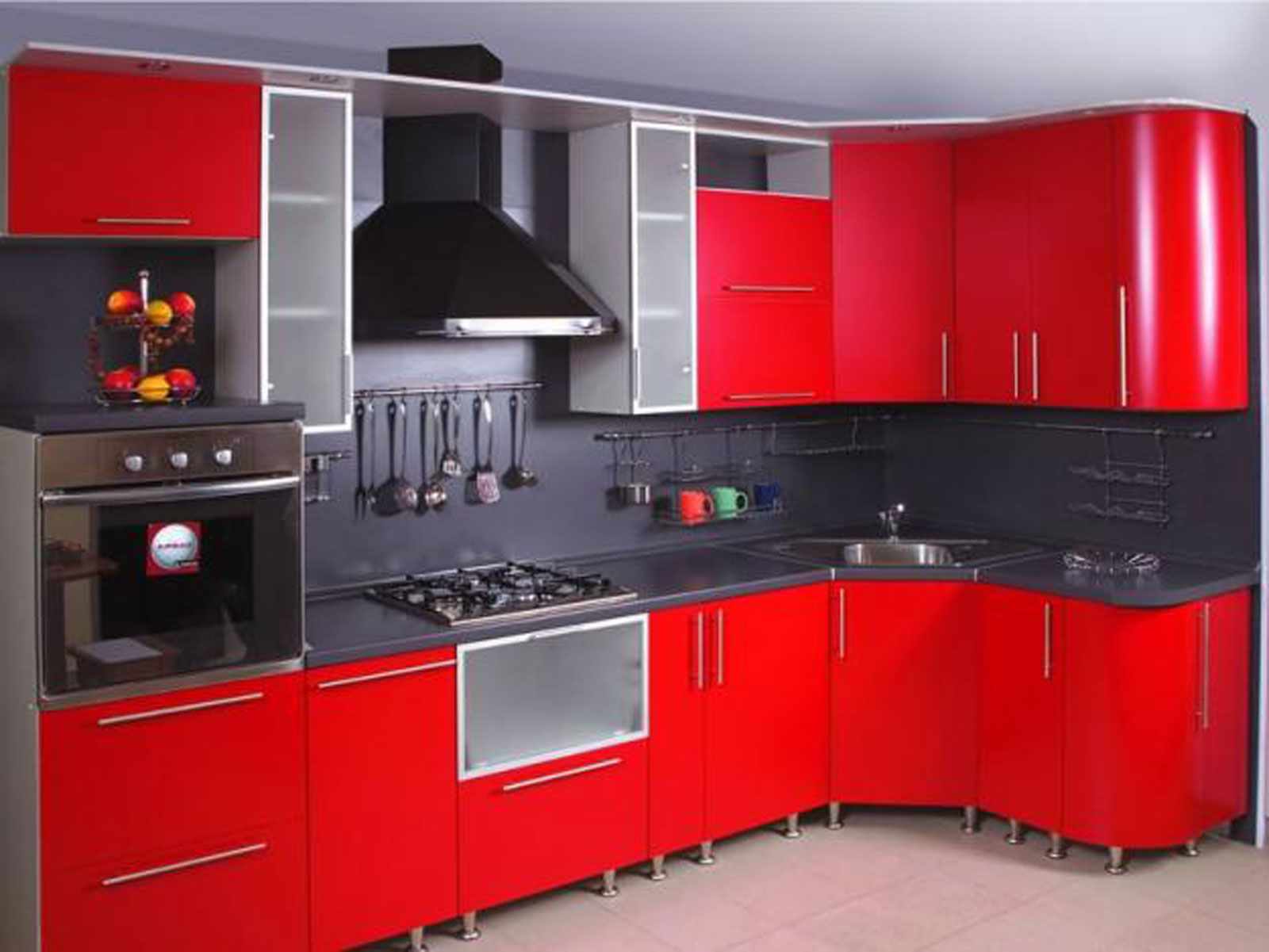ideja par spilgtu interjera sarkanu virtuvi