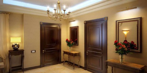 Een voorbeeld van een lichte binnengang in een privéhuisfoto
