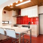 ideja par sarkanās virtuves attēla neparastu dizainu