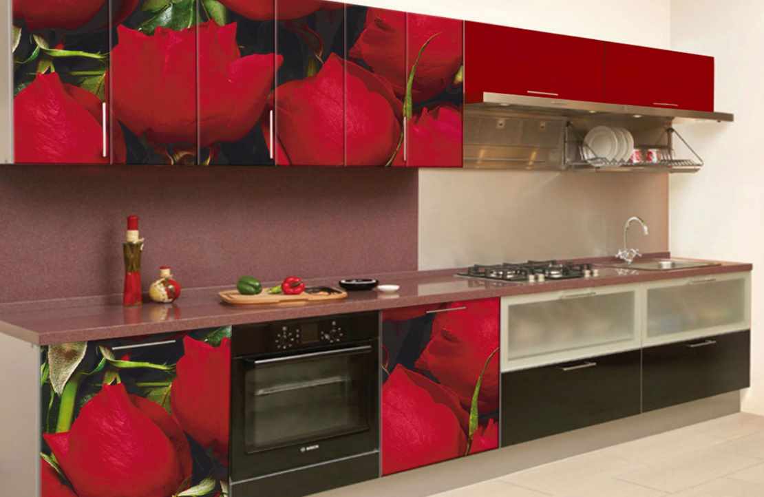 sarkanās virtuves spilgta dekoru variants