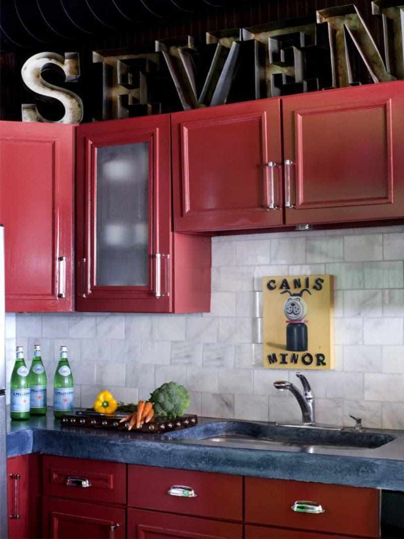 skaista sarkanās virtuves stila piemērs