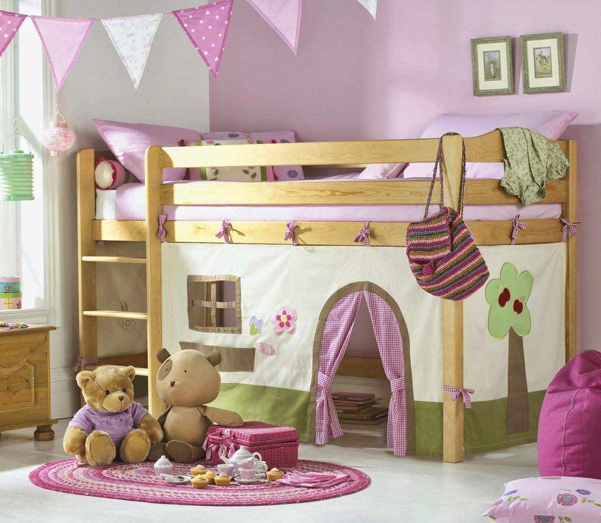 مثال على تصميم غير عادي لغرفة نوم لفتاة