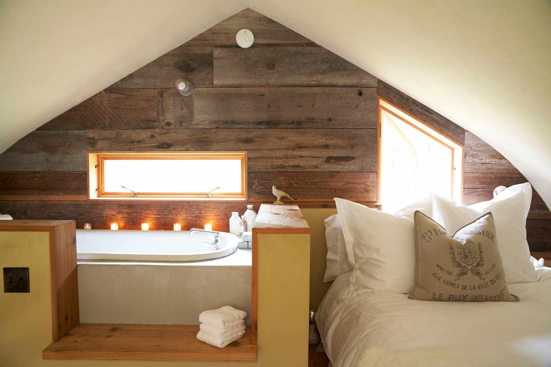 גרסה של הסגנון הלא שגרתי של חדר השינה בעליית הגג
