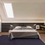 אפשרות לסגנון יפהפה של חדר שינה בתצלום עליית הגג