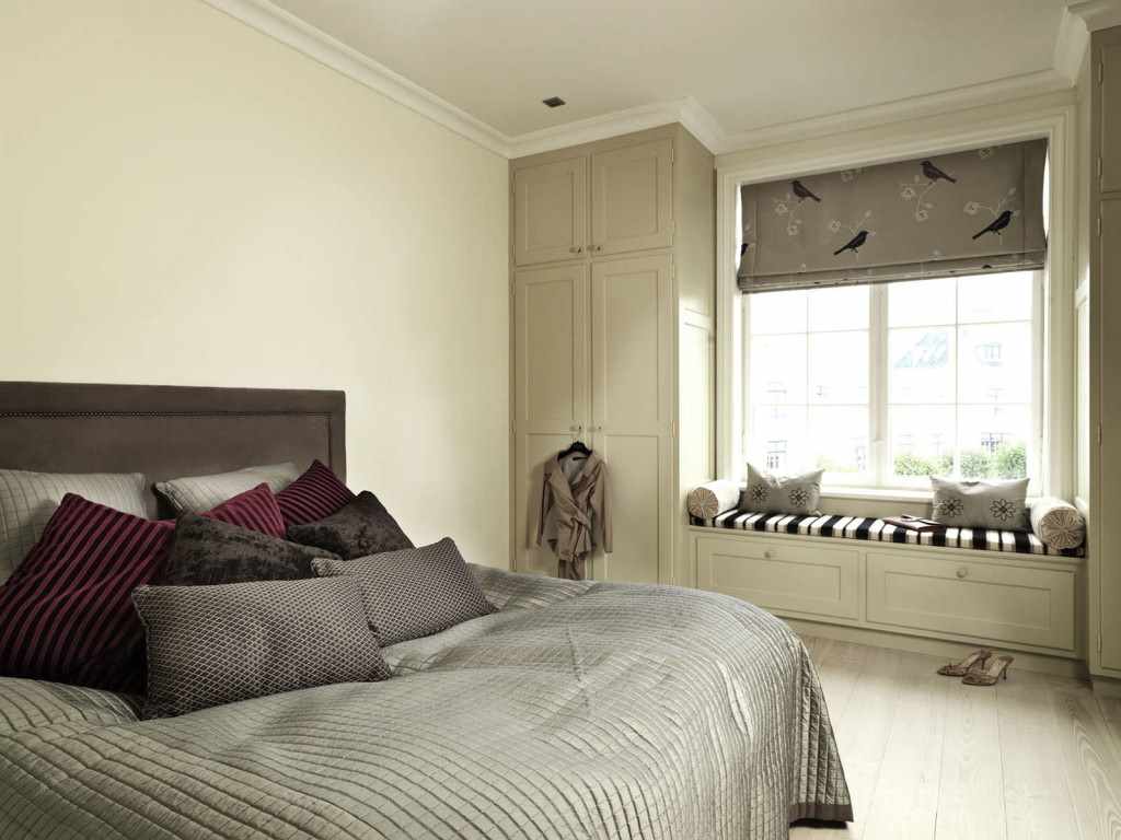 an example of an unusual design of a bedroom of 15 sq.m