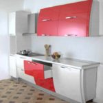virtuves sarkanā fotoattēla spilgta dekoru piemērs