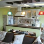 Un exemplu de decor luminos al unei bucătării dintr-un living cu o imagine de 16 mp