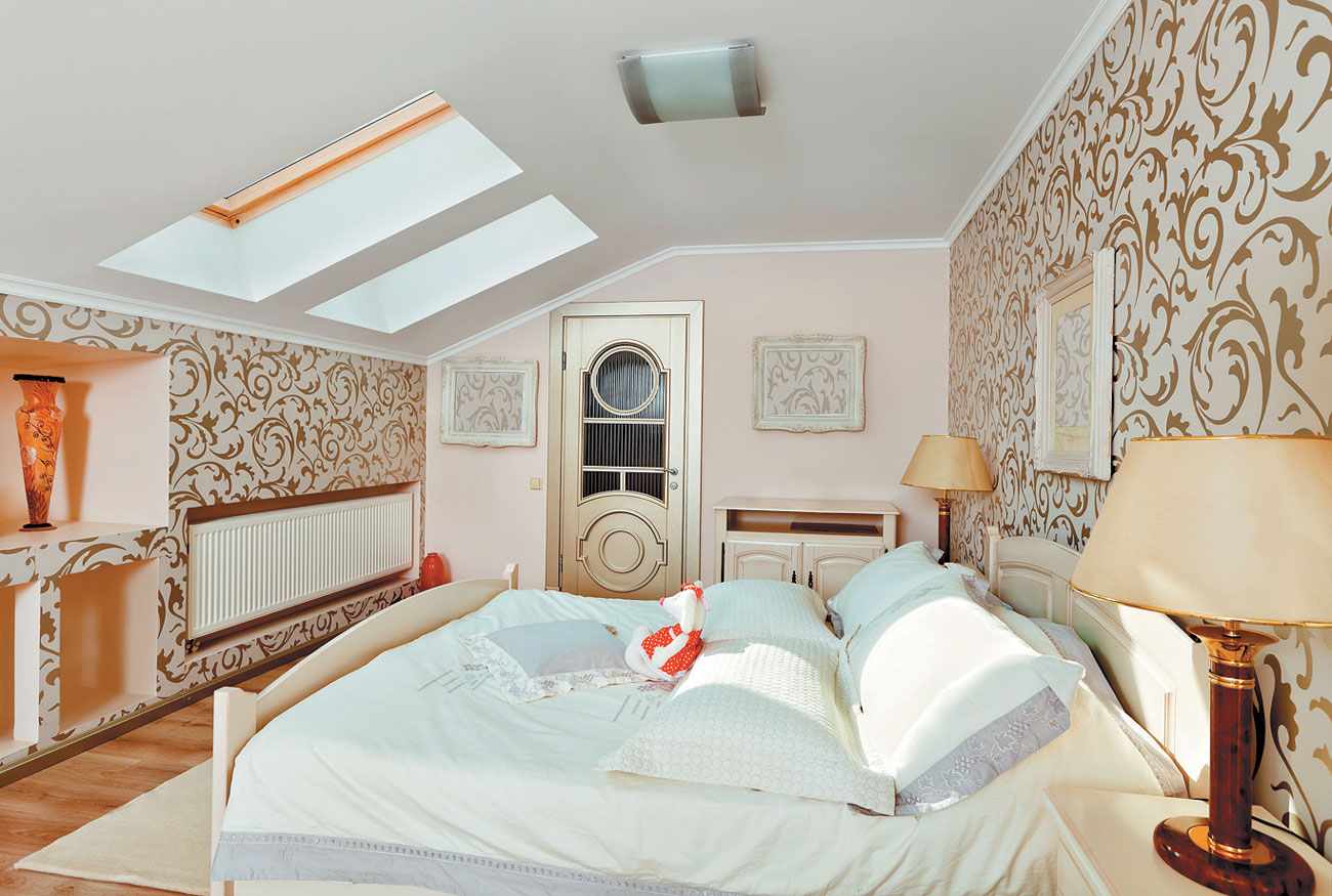 דוגמה לפנים בהירים של חדר שינה בעליית הגג