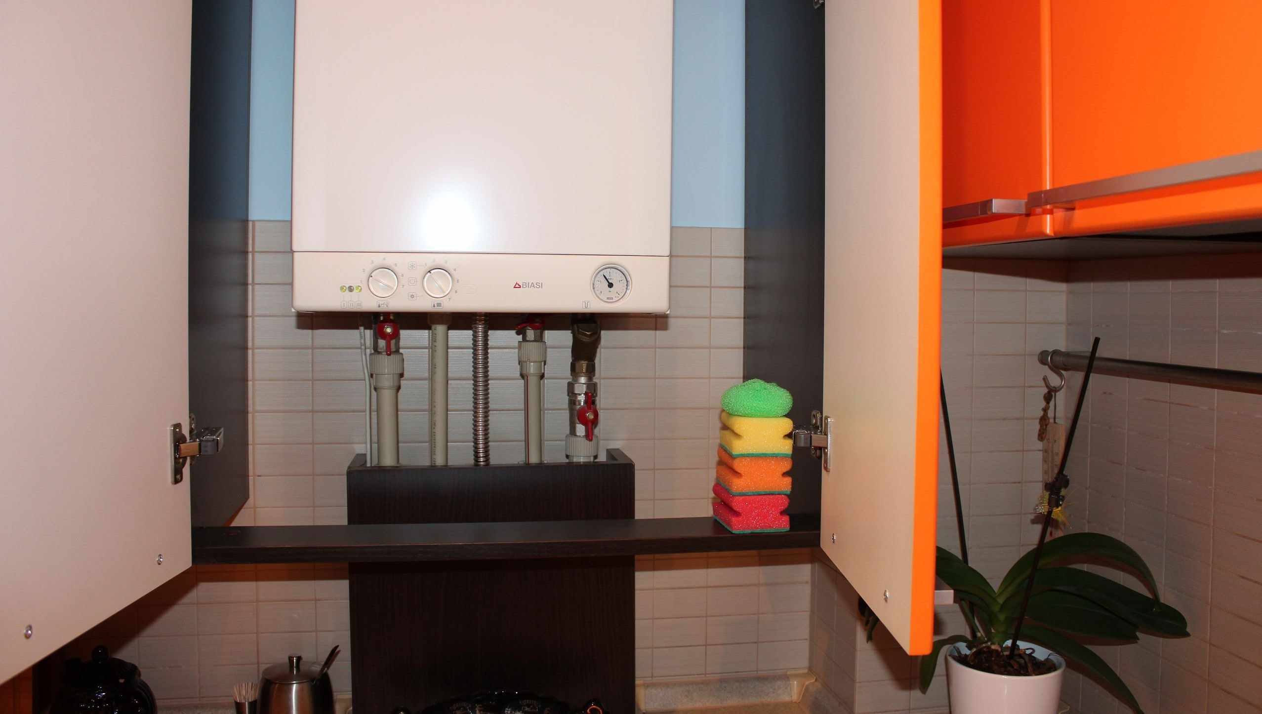 versiunea decorului neobișnuit al bucătăriei cu un cazan pe gaz