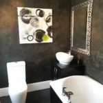 la possibilité d'utiliser du plâtre décoratif inhabituel dans la conception de l'image de la salle de bain