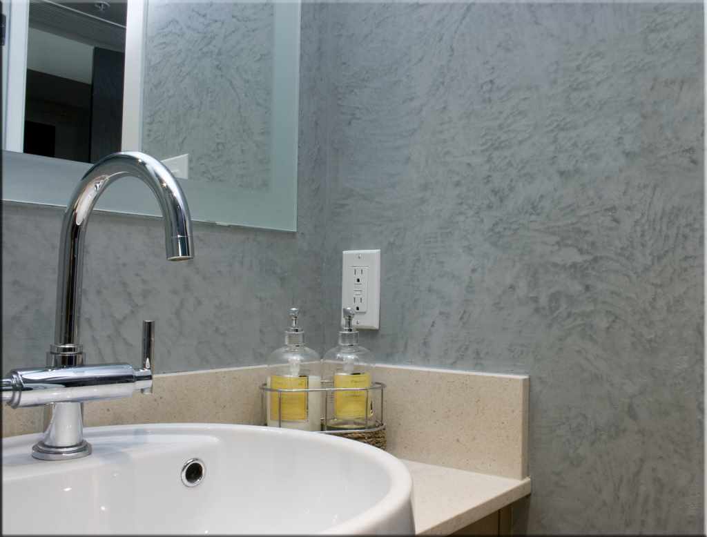 l'idée d'utiliser du plâtre décoratif inhabituel dans le décor de la salle de bain